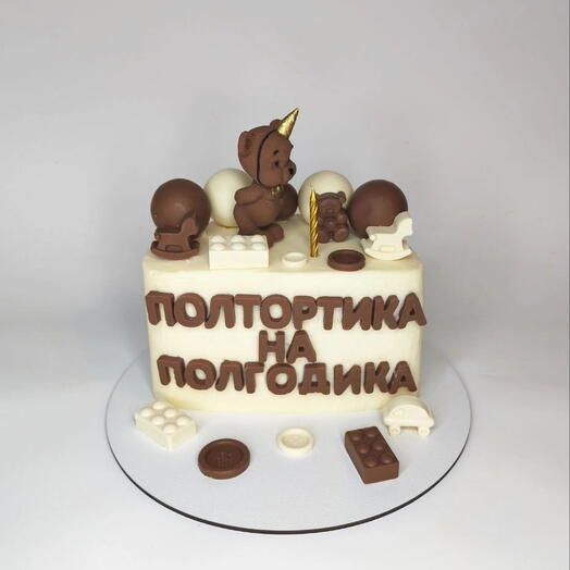 Торт 2 кг на полгодика с шоколадными фигурами