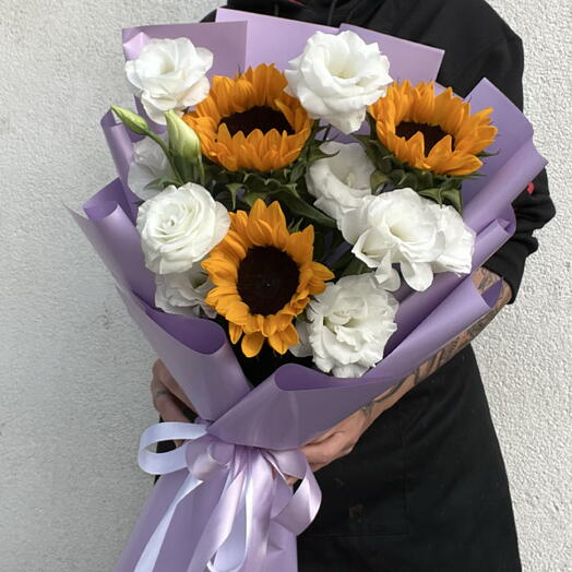 Букет с подсолнухами и белой эустомой Sunflower