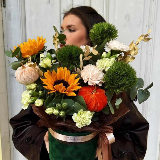 Композиция в коробке М с подсолнухами и диантусами