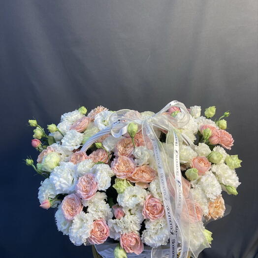 Lisianthus in a basket, size L