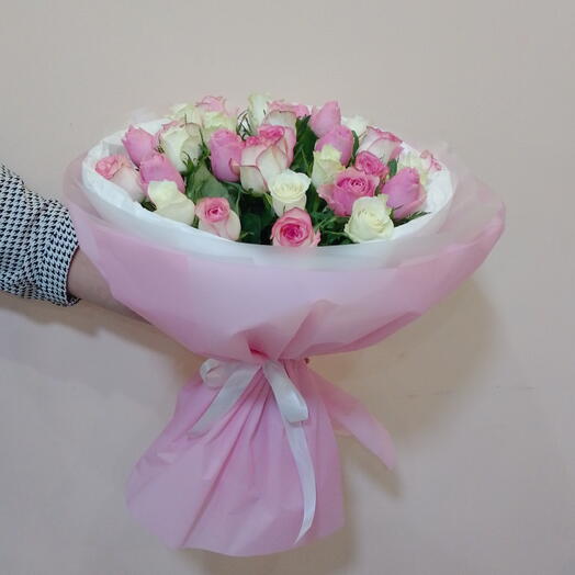 Нежный микс из 31 розы