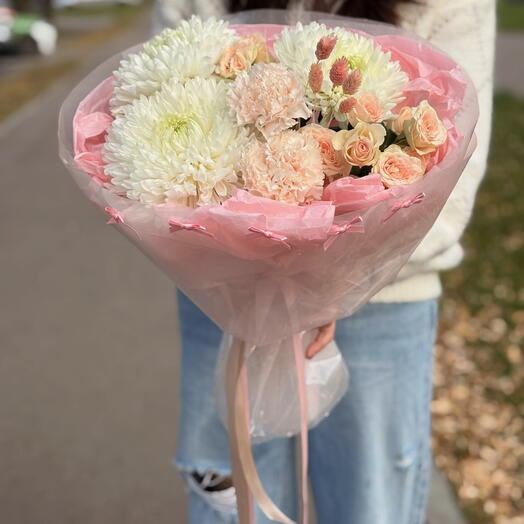 Буке из белой круглой хризантемы, диантуса, кустовой розы