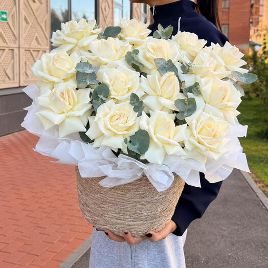 Кашпо из белых роз