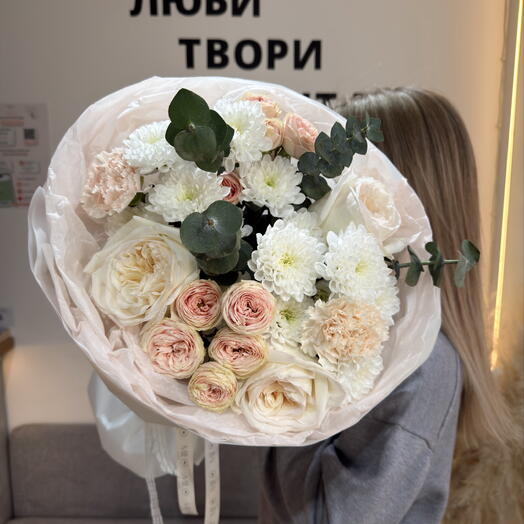 Букет из пион роз, хризантем, диантусов, пион кустовых роз и эвкалипта