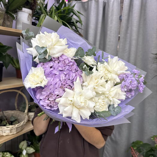 Фиолетовый букет с французкими розами