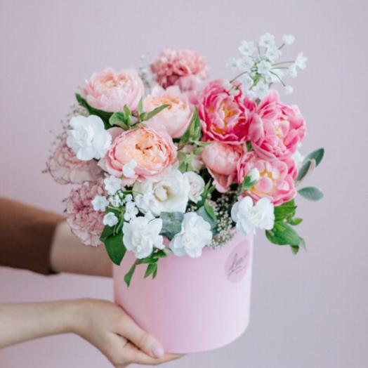 Hatbox in peach-pink color scheme