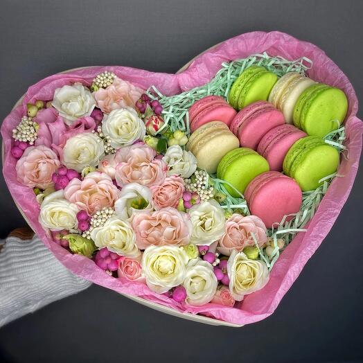 Сердце с цветами и макаронс