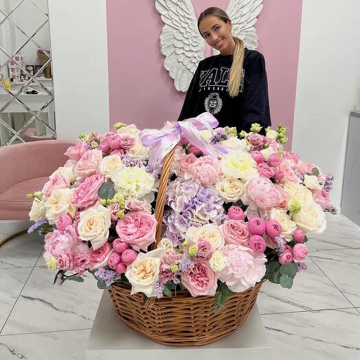 Корзина с цветами Счастье