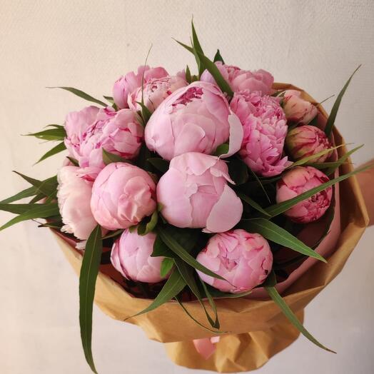 Ramo de 15 peonías Rosadas con eucalipto