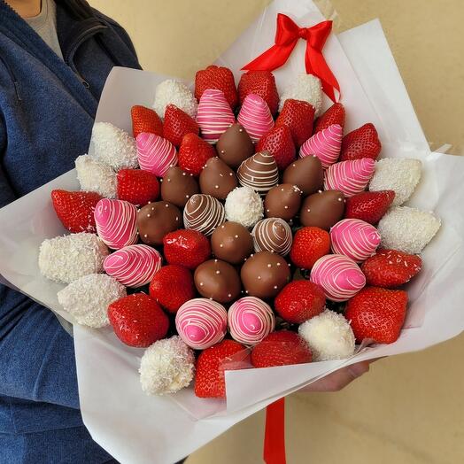 Bouquet of strawberries in chocolate