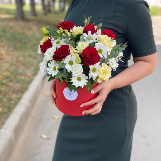 Яркая коробка с цветами