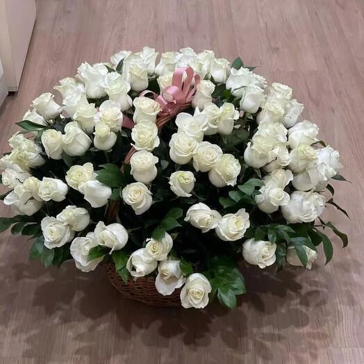 101 rosa Blanca en la cesta