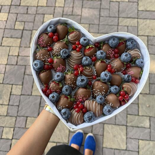 Клубничное сердце полностью в шоколаде