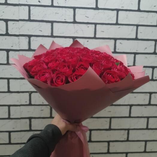 51 rosas rojas en paquete de diseño