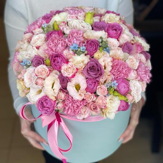 Composición del autor con rosa de peonía y eustoma