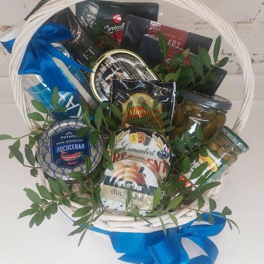 Подарочная корзина с закусками и красной икрой