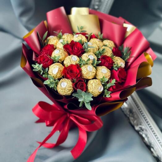 Букет из красных кустовых роз и Ferrero Rocher