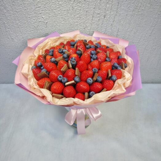 Букет из клубники и голубики с молочным шоколадом