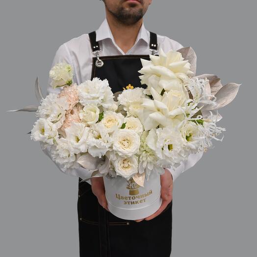 Bouquet in a hatbox with a French rose and a peony bush rose