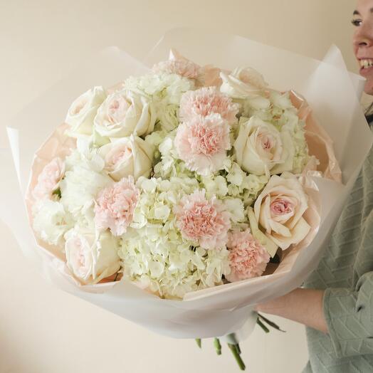 41. Delicate bouquet of hydrangea and fragrant rose