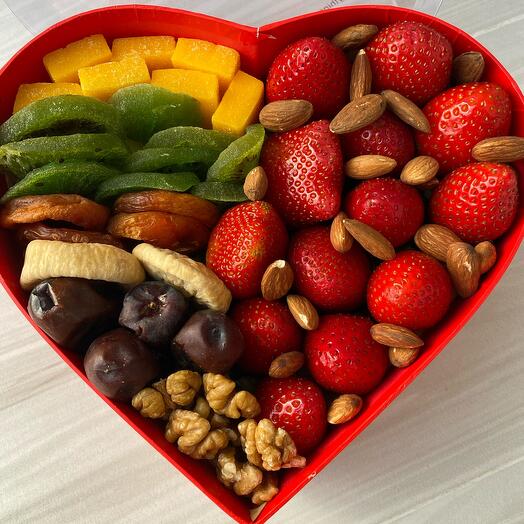 Corazón de fresas y frutas secas
