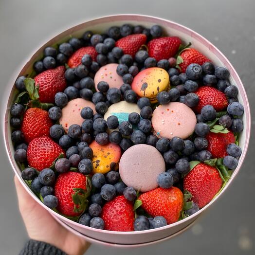 Gift set with strawberries, blueberries and macaroons "Delicious mix"