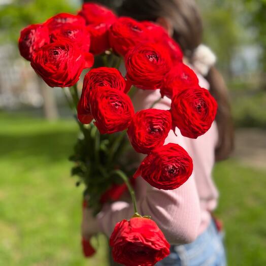Ramo de Ranunculus "Pasión" bajo la cinta