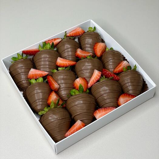 Клубника в молочном шоколаде 12 шт
