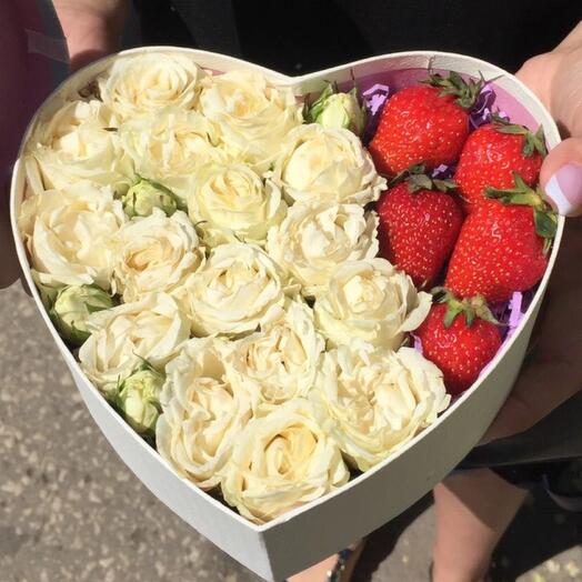 Свежая клубника с розами «Loved»