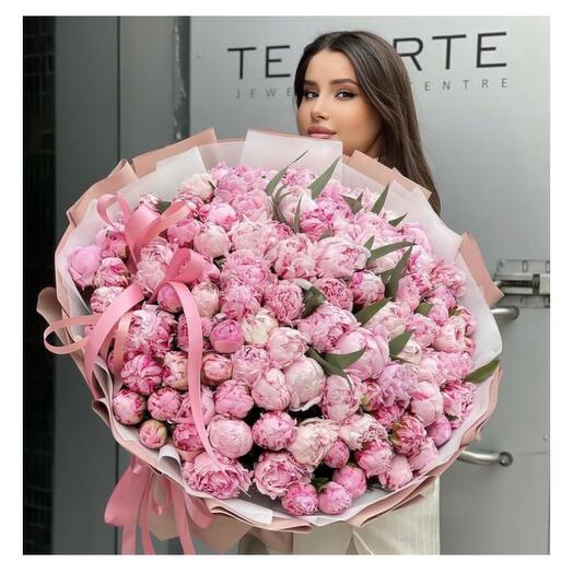 Букет из 101 пионов