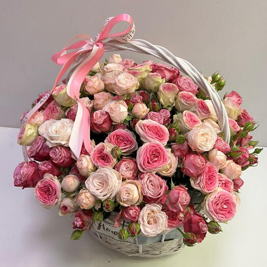Rosas de arbusto en una cesta