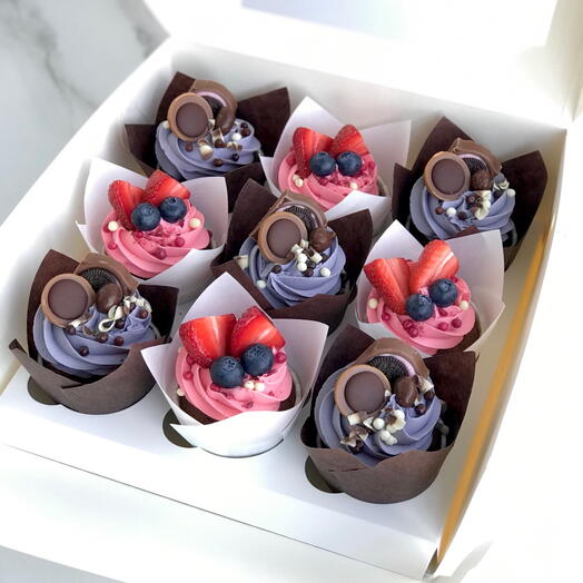 Cupcakes with berries and chocolates