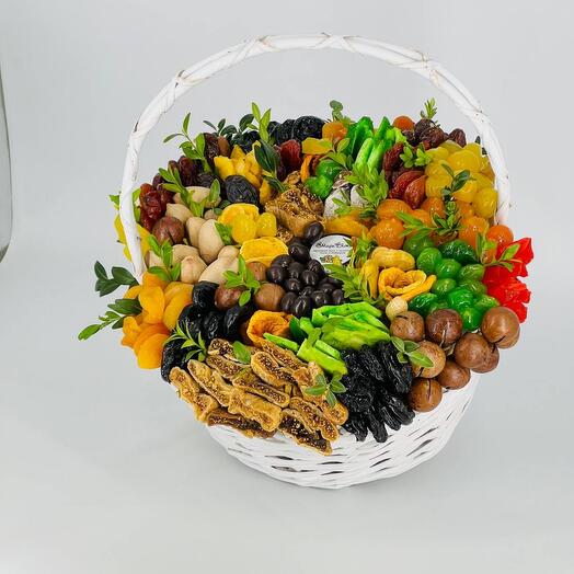 Отцу Большая корзина с сухофруктами и орехами