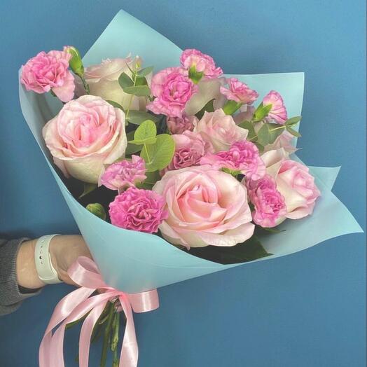 Bouquet of roses and bush carnations