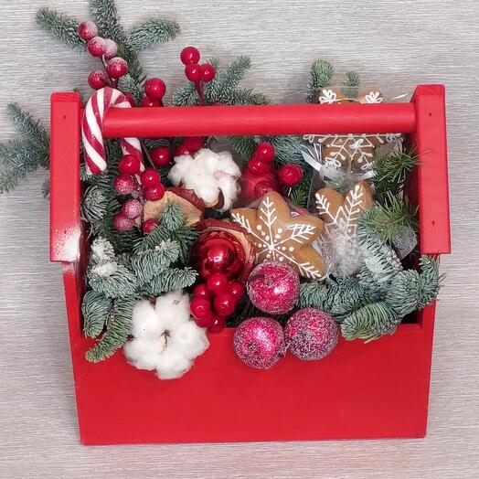 Новогодняя композиция с пряниками в ящике