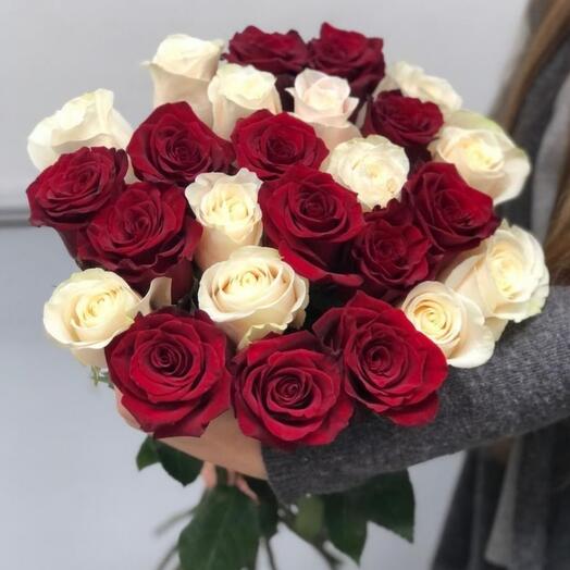 25 бордовых и белых роз