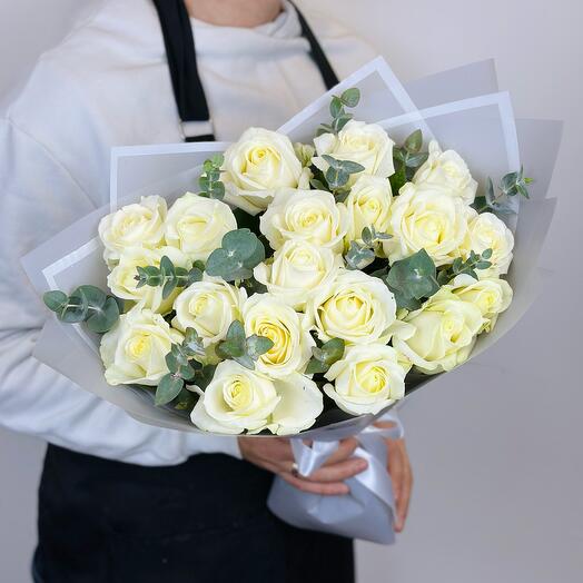 Букет из 19 белых роз с эвкалиптом