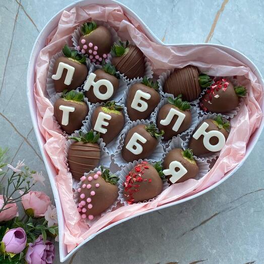 Сердце с клубникой в шоколаде