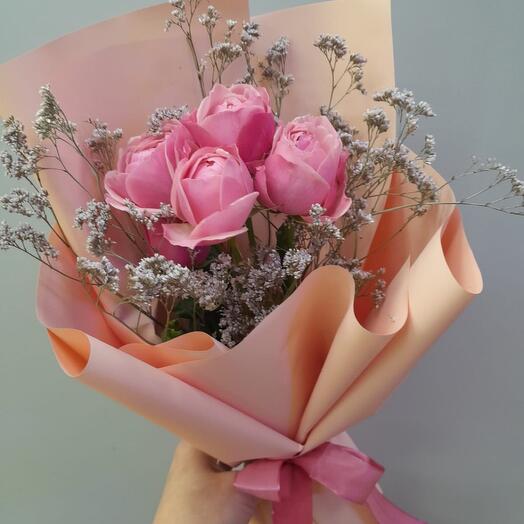 Букет 💐 из пионовидных кустовой розы и лимониума лимон