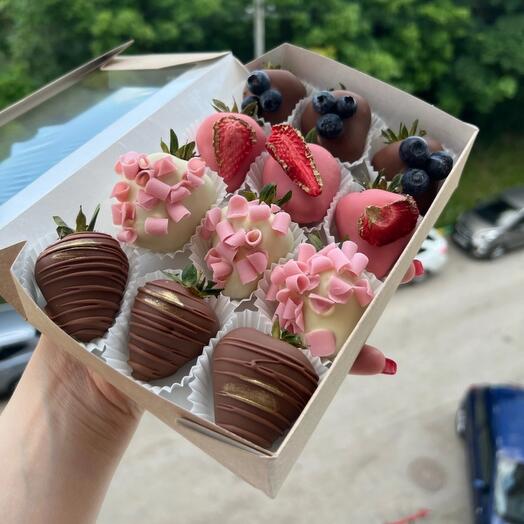 Клубника в шоколаде с голубикой 12 шт