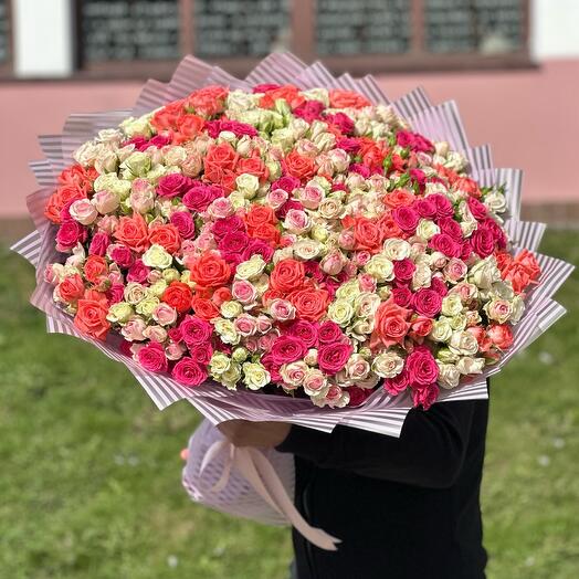 Роскошный букет из кустовых роз Микс