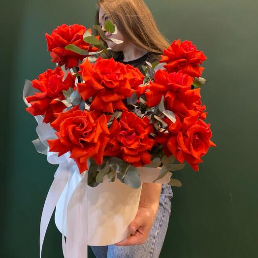 Rosas rojas en un cilindro