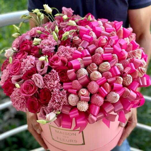 Цветы в коробке с клубникой в шоколаде Mega Boom💝
