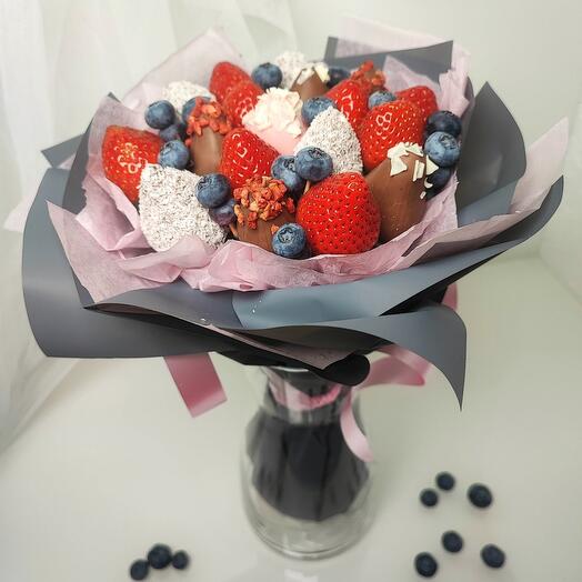 Fresas cubiertas de chocolate y arándanos. Ramo