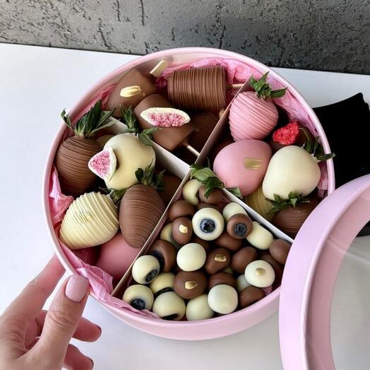 Set of strawberries/ blueberries and bananas in chocolate