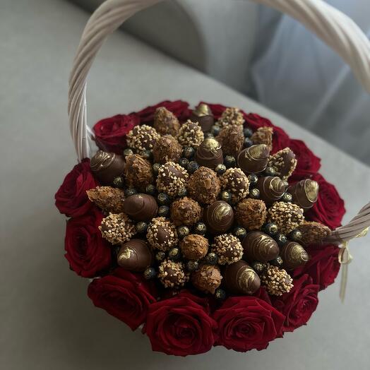 Корзина с цветами и клубникой