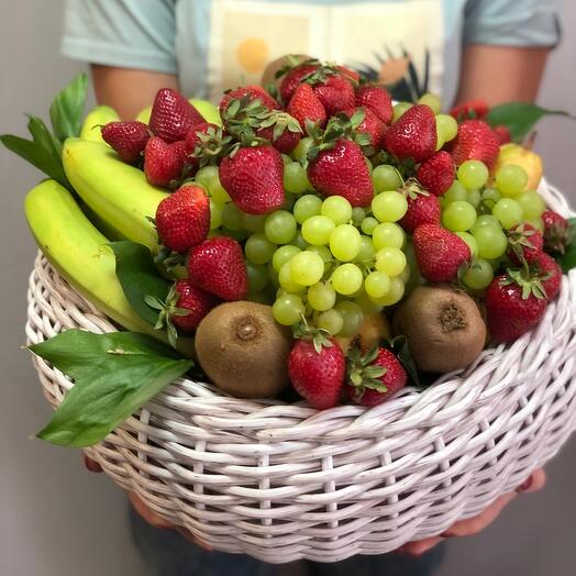 Фруктовый набор в корзине из ротанга