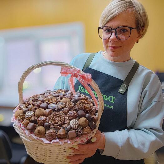 Корзина из шоколадных конфет и цветов