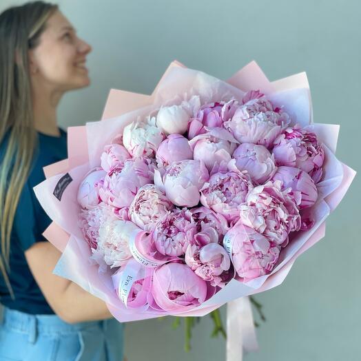 Букет из 25 крупных пионов