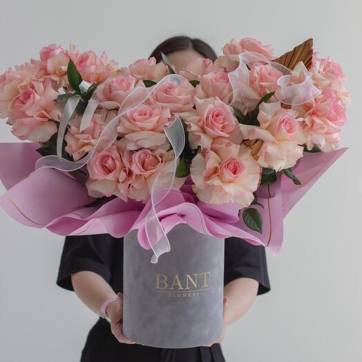 25 Ажурных роз в бархатном боксе